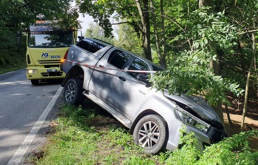 Auto fuori strada tra Roburent e Serra Pamparato