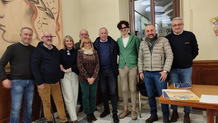 Nel corso della conferenza stampa di presentazione del 97° Carnevale di Saluzzo c’è stato anche il simbolico passaggio di consegne tra i Ciaferlin Aurelio Seimandi (secondo da sin) e Beppe Roatta (quarto da sin). Tra loro la Castellana del 96° Carnevale, Silvia Ghione