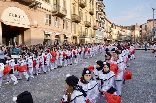 Il gruppo di 164 Pierrot dell'Oratorio di Verzuolo nella sfilata del Carnevale degli oratori