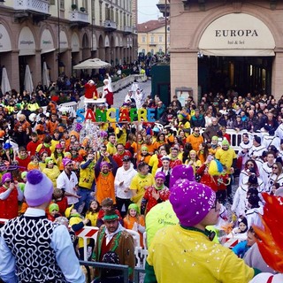 Il carro dell'oratorio di San Chiaffredo di Busca vincitore dell'edizione 2025- a destra il gruppo di Verzuolo al secondo posto- Foto Paola Ravazzi