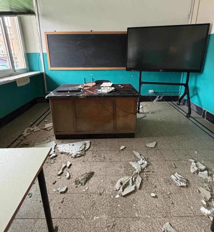 Crolla una porzione di controsoffitto in un'aula del liceo di Cuneo