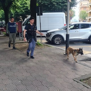 Controlli della Squadra Mobile e del nucleo Cinofili nelle aree più degradate di Cuneo [FOTO]