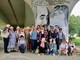 Il gruppo di Donne della Granda con Giovanni Botta, davanti ai piloni artistici di strada Crosassa, a Bra