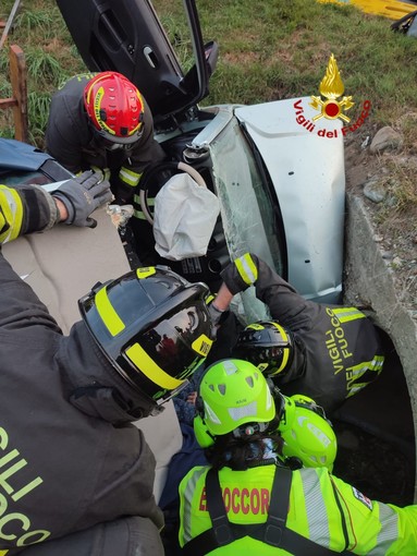 Auto fuori strada in via Gerbola a Manta