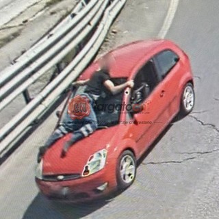 Cuneo, scappa senza pagare la rimozione: addetto prova a fermarla e resta aggrappato all'auto per oltre un chilometro