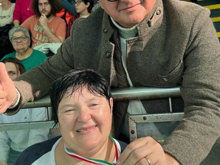 Daniele Sobrero con un'atleta disabile durante le finali di nuoto a loro dedicate.