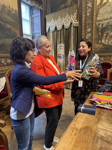 Delegazione boliviana in visita a Cuneo per il progetto “Cambiando de Lente”