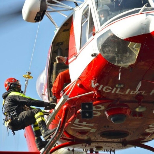 La protesta dei vigili del fuoco aerosoccorritori: &quot;Ci tolgono pure l'indennizzo economico per i pericoli che corriamo, non voliamo più&quot;