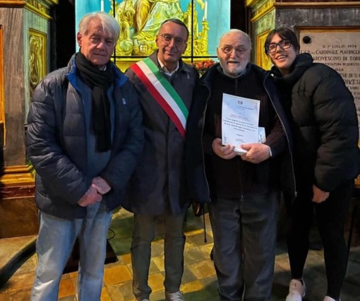 In foto don Bruno festeggiato per i suoi 90 anni