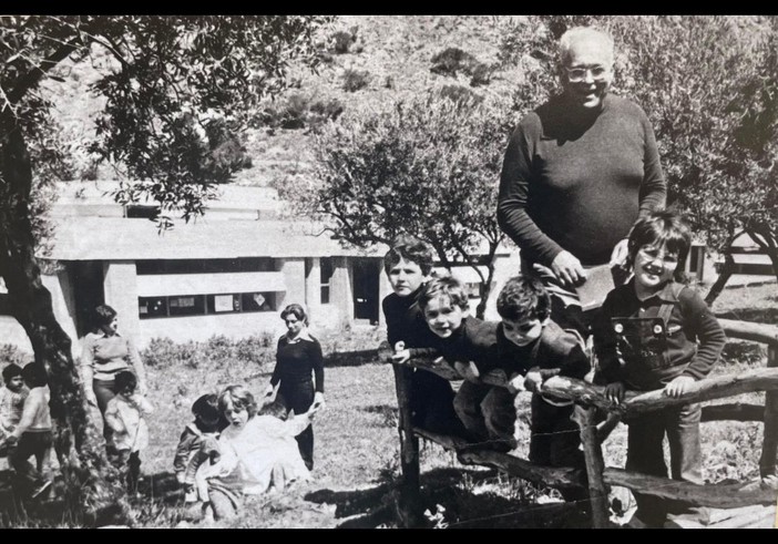 Danilo Dolci con un gruppo di bambini