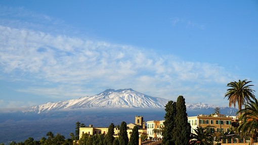 Scopri i sapori dell'Etna: un viaggio tra i vigneti vulcanici