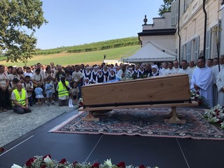 La bara nella Casa doi Formazione, prima della tumulazione - foto Mauro Piovano