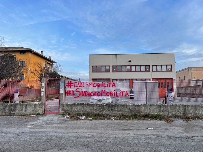 Anche a Mondovì lo striscione #EnelSmobilita contro tagli al personale ed esternalizzazioni