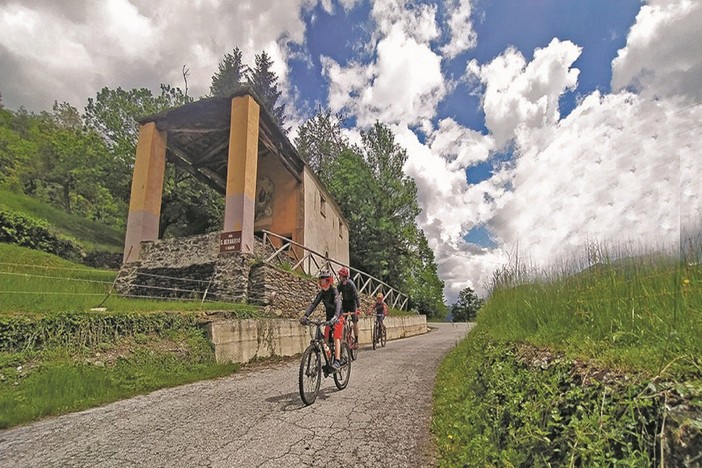 Risovere enigmi pedalando: in Valle Maira nasce &quot;Enigmi di Pluf - Il Patto con il Diavolo&quot;