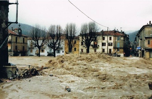 Il ponte Odasso sommerso dal Tanaro nel '94 - Foto Sergio Rubaldo Fotoflash