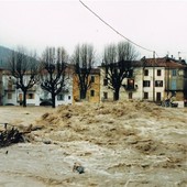 Il ponte Odasso sommerso dal Tanaro nel '94 - Foto Sergio Rubaldo Fotoflash