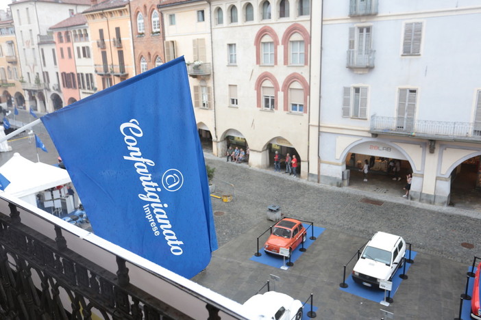 In piazza Santarosa tra sicurezza stradale e auto storiche, mentre si attende il concerto di Simone Cristicchi [VIDEO]