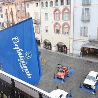 In piazza Santarosa tra sicurezza stradale e auto storiche, mentre si attende il concerto di Simone Cristicchi [VIDEO]