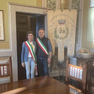 Ezio Cardinale con la sindaca di Artogne, Barbara Bonicelli, nelle sale del Comune di Diano d'Alba