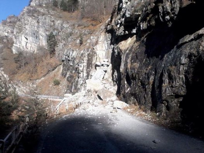 Immagine di repertorio di una frana sulla strada del Vallone