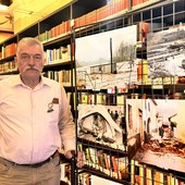 Il sindaco Francesco Rocca con le foto esposte in biblioteca