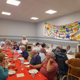 Domenica di festa al circolo ACLI di Scaparoni con gli anziani di Casa Cottolengo di Alba