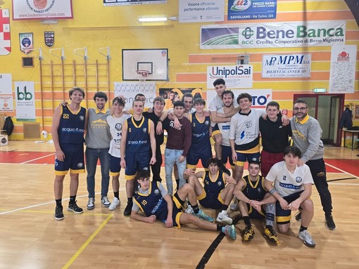 La squadra Pallacanestro Saluzzo trionfa nel derby contro ASC Savigliano