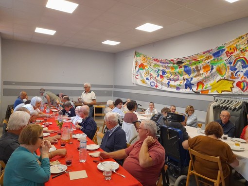 Domenica di festa al circolo ACLI di Scaparoni con gli anziani di Casa Cottolengo di Alba