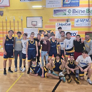 La squadra Pallacanestro Saluzzo trionfa nel derby contro ASC Savigliano