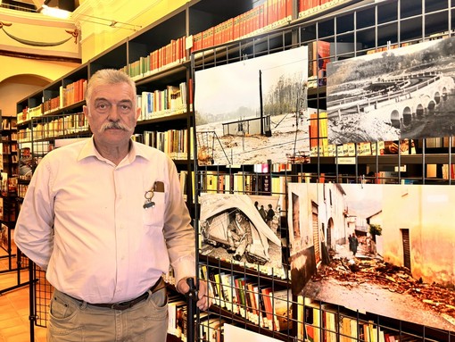 Il sindaco Francesco Rocca con le foto esposte in biblioteca