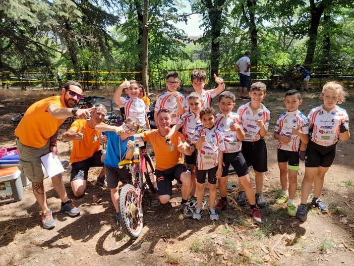 Foto di gruppo per il gruppo dei giovani portacolori del Free Langher di Grinzane Cavour