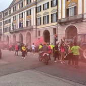 La scuola è finita: a Cuneo gli studenti festeggiano tra caroselli, fumogeni e campanacci [FOTO e VIDEO]