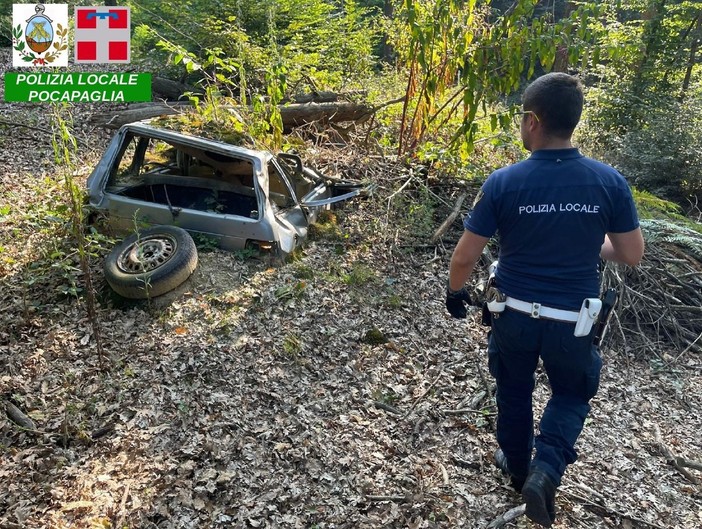 La Fiat Uno seminterrata e scoperta dalla Polizia Locale di Pocapaglia