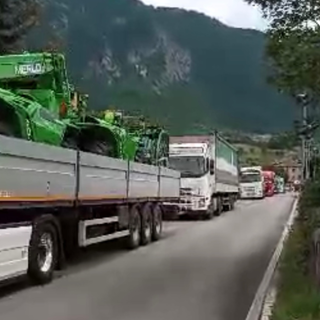 Statale 21 a Demonte: il passaggio di decine e decine di tir in cinque minuti [VIDEO]