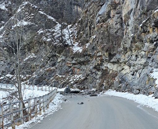 Piccola frana sulla provinciale tra Pradleves e Castelmagno