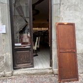 Vetri frantumati e cantine svuotate: presi di mira locali e negozi nel centro storico di Cuneo