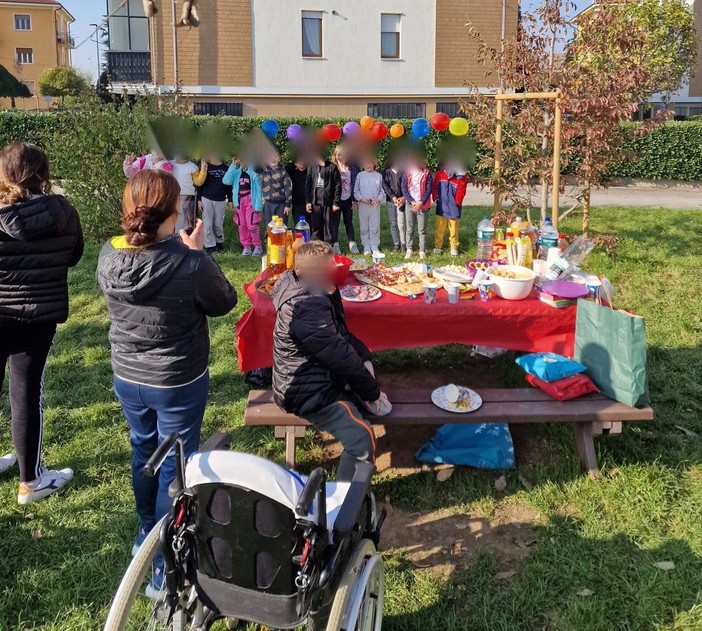 Madonna dell'Olmo, i compagni di classe organizzano una festa a sorpresa nel giorno del suo compleanno