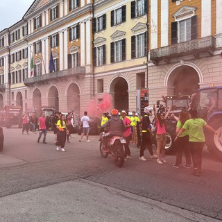 La scuola è finita: a Cuneo gli studenti festeggiano tra caroselli, fumogeni e campanacci [FOTO e VIDEO]