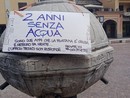 Affigge un cartello su una fontana del Cinquecento, individuato dalle telecamere nel centro di Boves