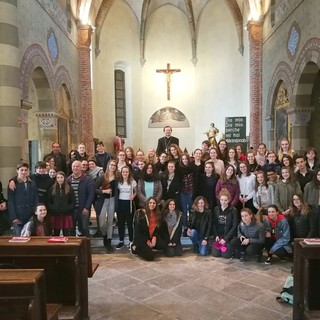 Saluzzo, foto di gruppo con il vescovo Cristiano Bodo con il coro e il gruppo strumentale della scuola