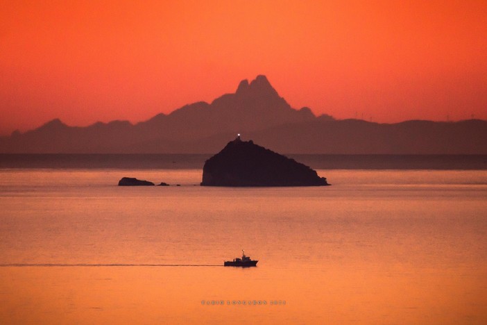 Lo scatto 'impossibile' del Monviso che spunta dal mare immortalato dalla Toscana