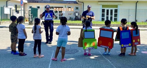 La polizia locale di Saluzzo alla materna “Ilaria Alpi” per lezioni sulla mobilità sicura