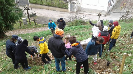 Le classi quinte della primaria di Roccavione in festa per la Giornata nazionale degli Alberi