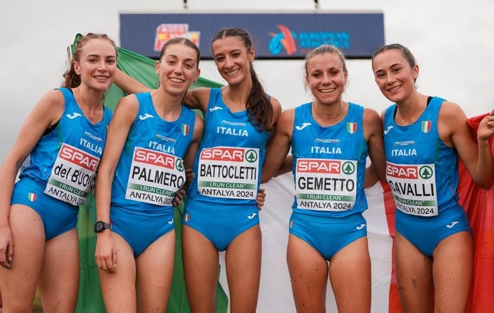 La squadra femminile azzurra che si è aggiudicata l'oro a squadre - sito fidal piemonte