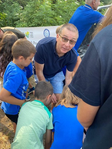 Gilberto Turco, presidente e fondatore di Pesca Ambiente, già campione del mondo di pesca trota in torrente - con i ragazzi di Summer Camp Acaya