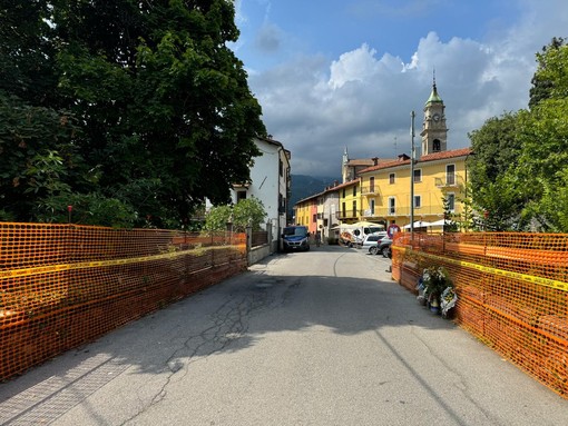 La barriere provvisorie sistemate nella zona dove si è verificato l'incidente