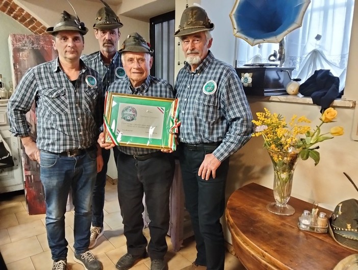 Da 50 anni socio del gruppo di Alpini di Morozzo: per lui una targa di riconoscimento