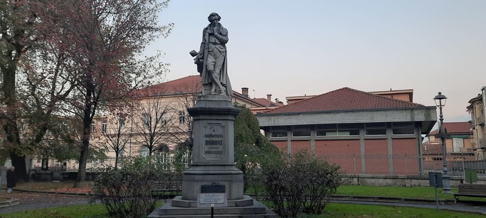 Saluzzo, il monumento a Giambattista Bodoni, opera di Gabriele Ambrogio