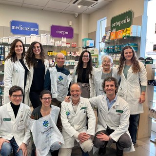 In foto  i volontari, lo staff dei farmacisti con i due titolari e la mamma di padre Massimo Miraglio