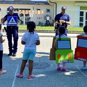 La polizia locale di Saluzzo alla materna “Ilaria Alpi” per lezioni sulla mobilità sicura